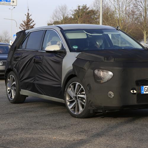 Kia Niro (2022) | les photos du SUV lourdement camouflé