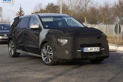 Kia Niro (2022) | les photos du SUV lourdement camouflé