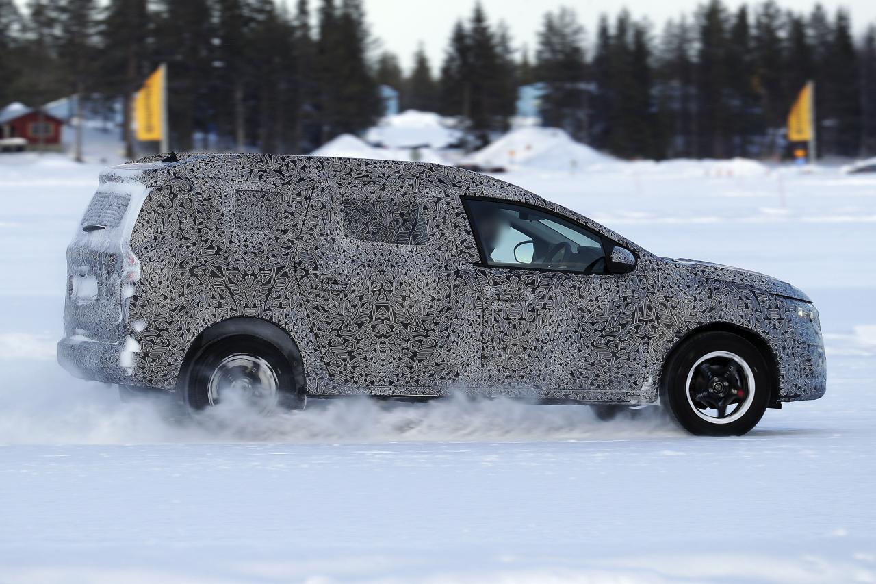 hd-dacia-logan-mcv-2022---les-photos-espion-du-break.jpg