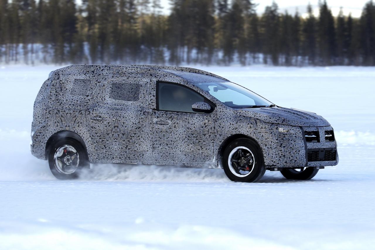hd-dacia-logan-mcv-2022---les-photos-espion-du-break.jpg