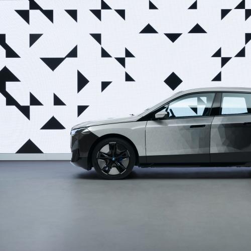 BMW dévoile la technologie E Ink  pour changer la couleur de sa voiture.