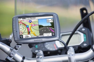 Nouveau GPS moto Zumo 590 : grand écran et routes sinueuses