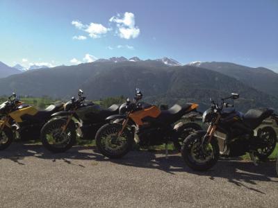 Les Alpes en moto électrique Zero avec Edelweiss Bike Travel
