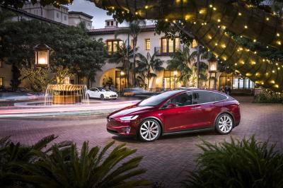 Tesla X 2015 (officiel)